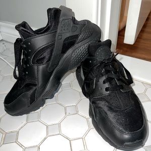 Women’s ALL BLACK Nike Air Huaraches SIZE 9